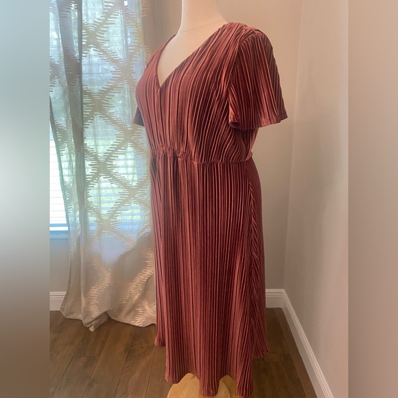 Plus Dress - Picture 4 of 6